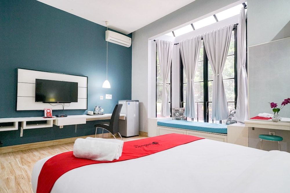RedDoorz Premium near RS Pondok Indah Premium Double Room, 1 Double Bed 5