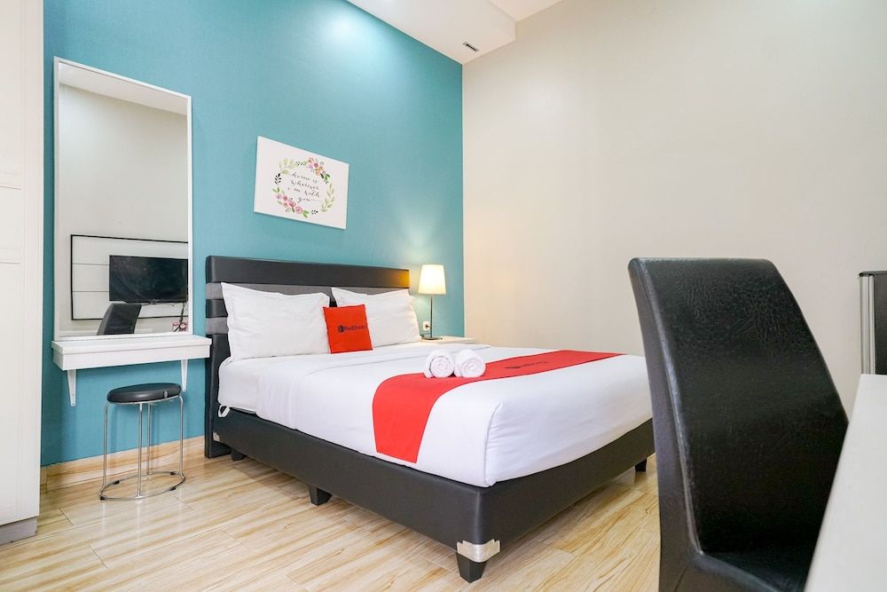 RedDoorz Premium near RS Pondok Indah Double Room 2