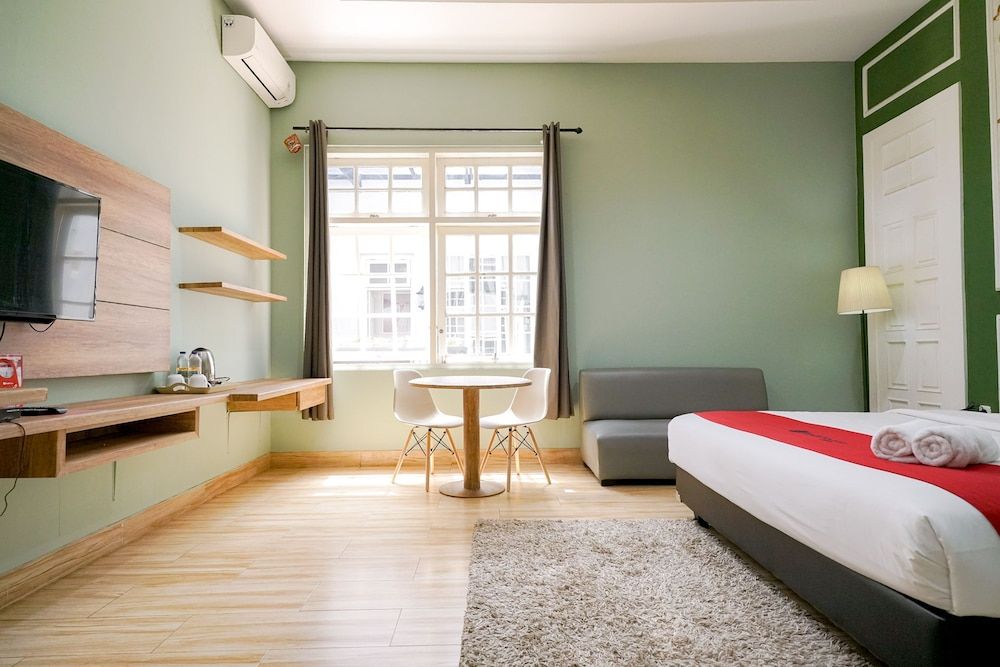 RedDoorz Premium near RS Pondok Indah Basic Suite, 1 Queen Bed 8