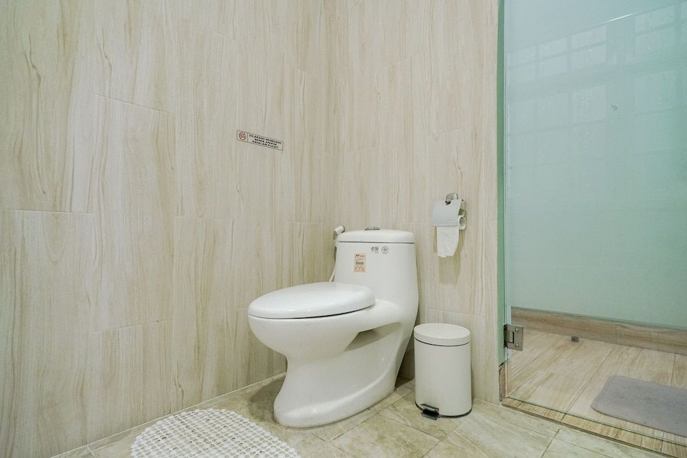 RedDoorz Premium near RS Pondok Indah Basic Suite, 1 Queen Bed 10