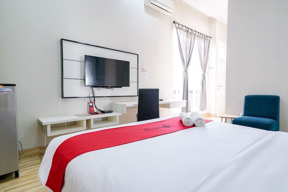 RedDoorz Premium near RS Pondok Indah Double Room 5