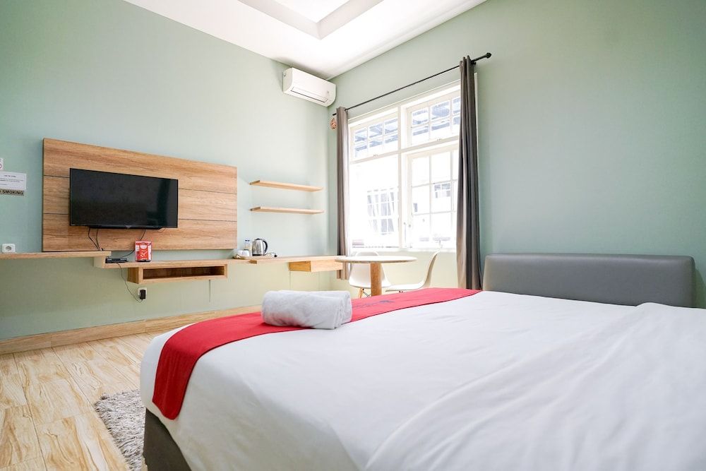 undefined RedDoorz Premium near RS Pondok Indah 7