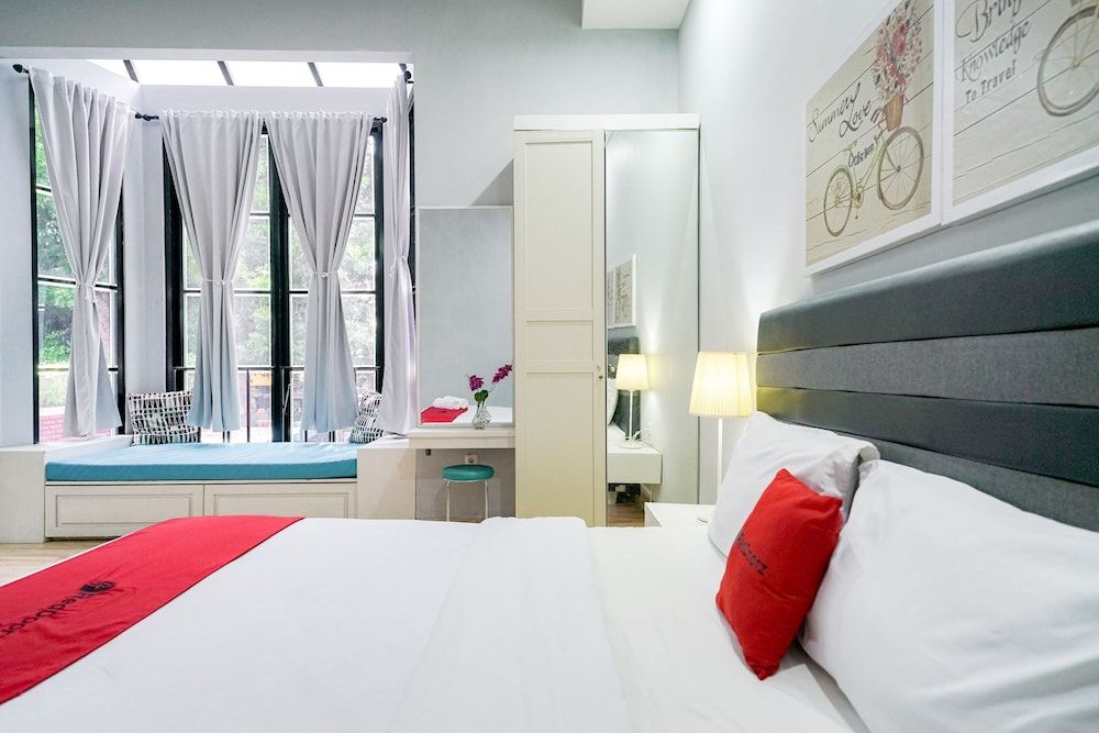 RedDoorz Premium near RS Pondok Indah Premium Double Room, 1 Double Bed 3