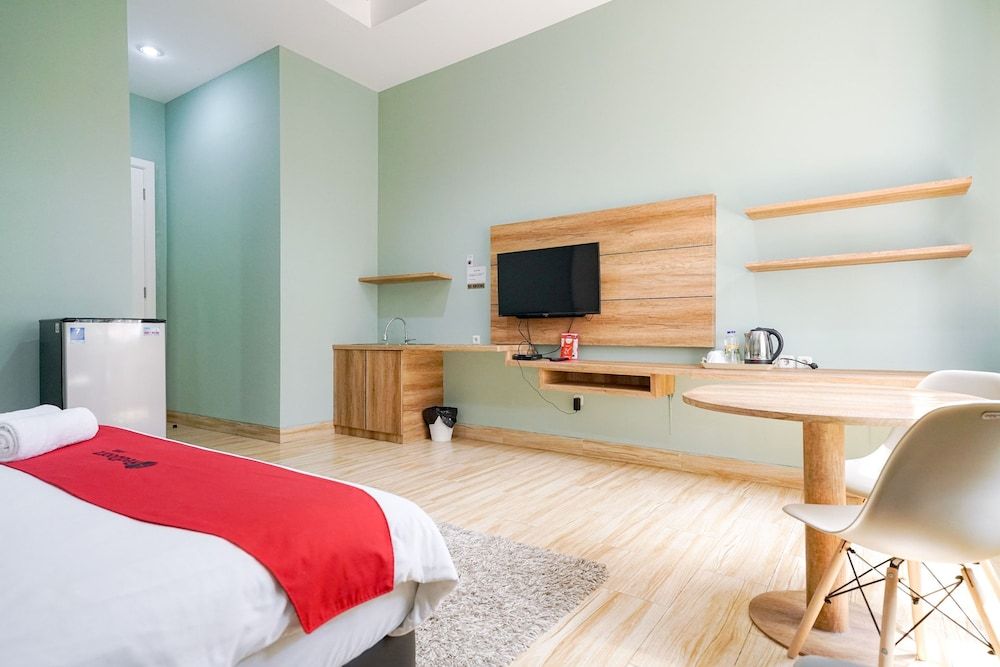 undefined RedDoorz Premium near RS Pondok Indah 9