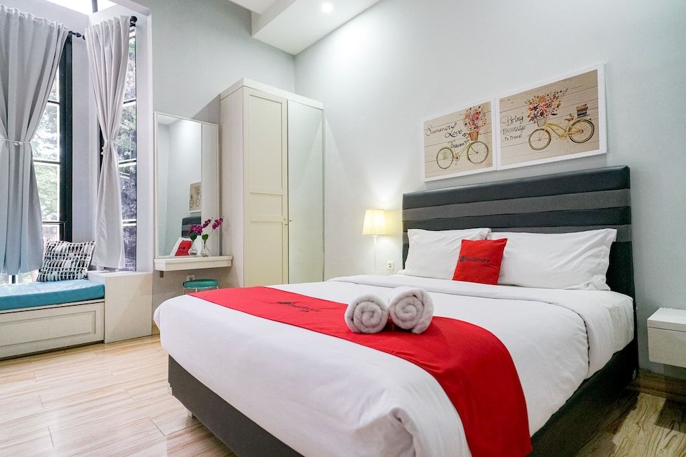 RedDoorz Premium near RS Pondok Indah Premium Double Room, 1 Double Bed 2