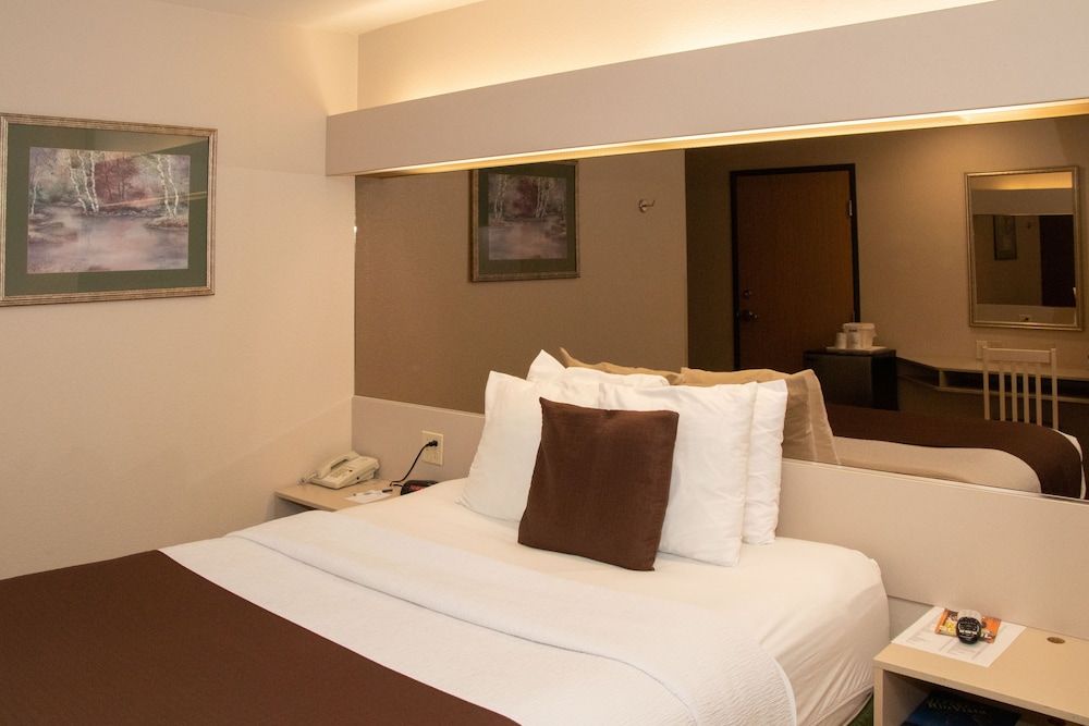 Standard Room, 1 Queen Bed