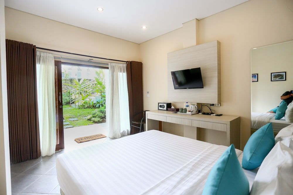 La Cecile Hotel and Cafe Komodo Deluxe Double Room, Garden View (with Free Return Airport Transfers) 4