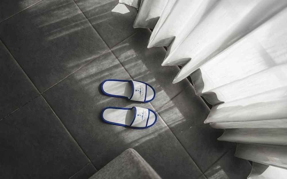 La Cecile Hotel and Cafe Komodo Deluxe Twin Room, Sea View (with Free Return Airport Transfers) 2