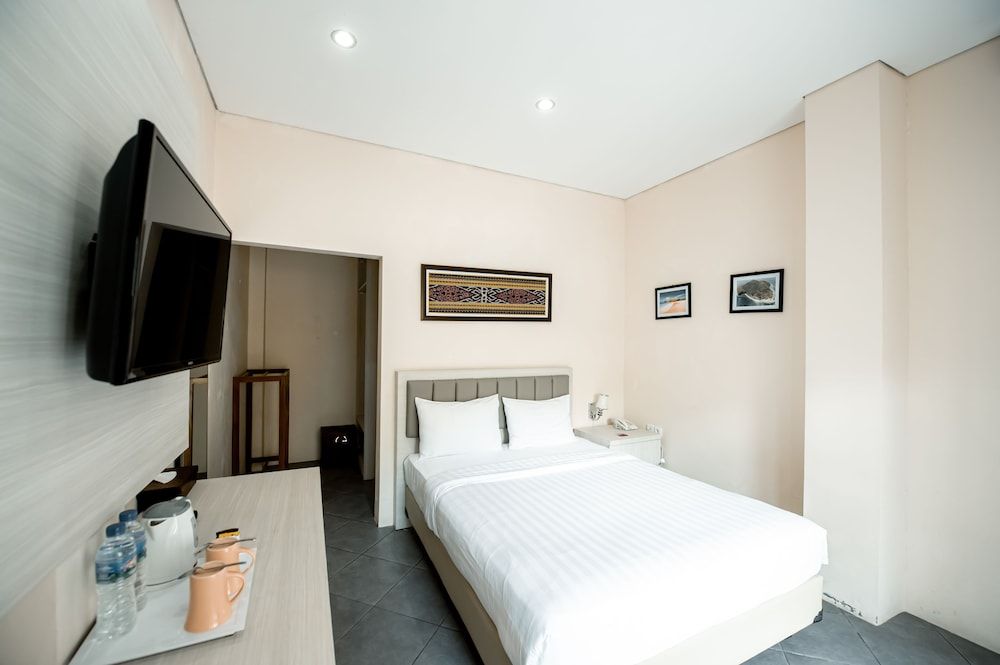 La Cecile Hotel and Cafe Komodo Deluxe Double Room, Garden View (with Free Return Airport Transfers) 5