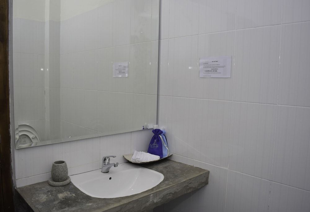 La Cecile Hotel and Cafe Komodo Deluxe Double Room, Sea View (with Free Return Airport Transfers) 6