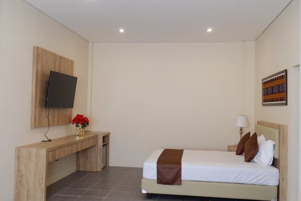 La Cecile Hotel and Cafe Komodo Family Room (with Free Return Airport Transfers) 5