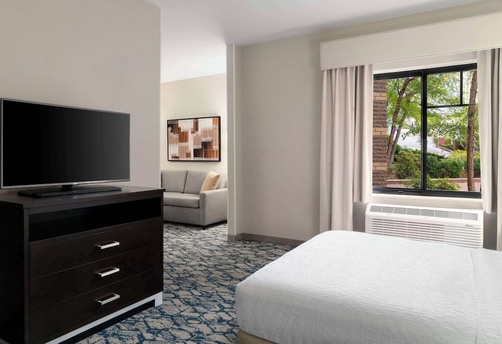 Studio, 1 Queen Bed, Accessible (Mobility & Hearing, Roll-in Shower)