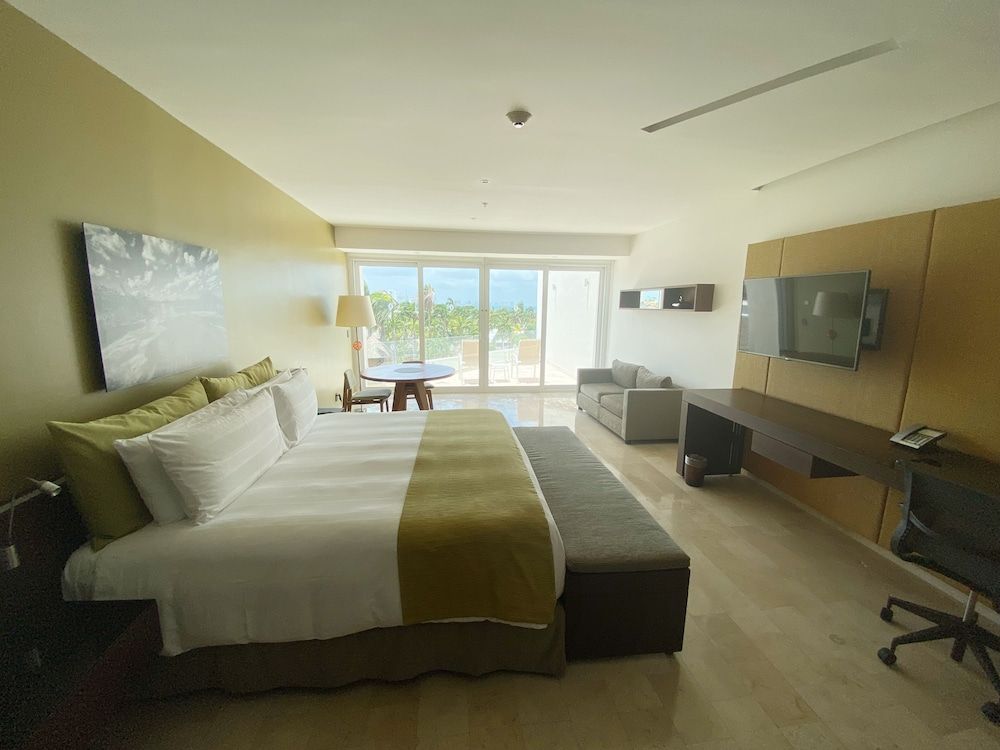 Club Room, 1 King Bed (Signature)