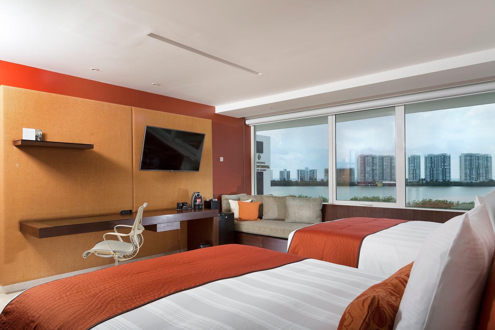 2 Queen Beds Club Lagoon View