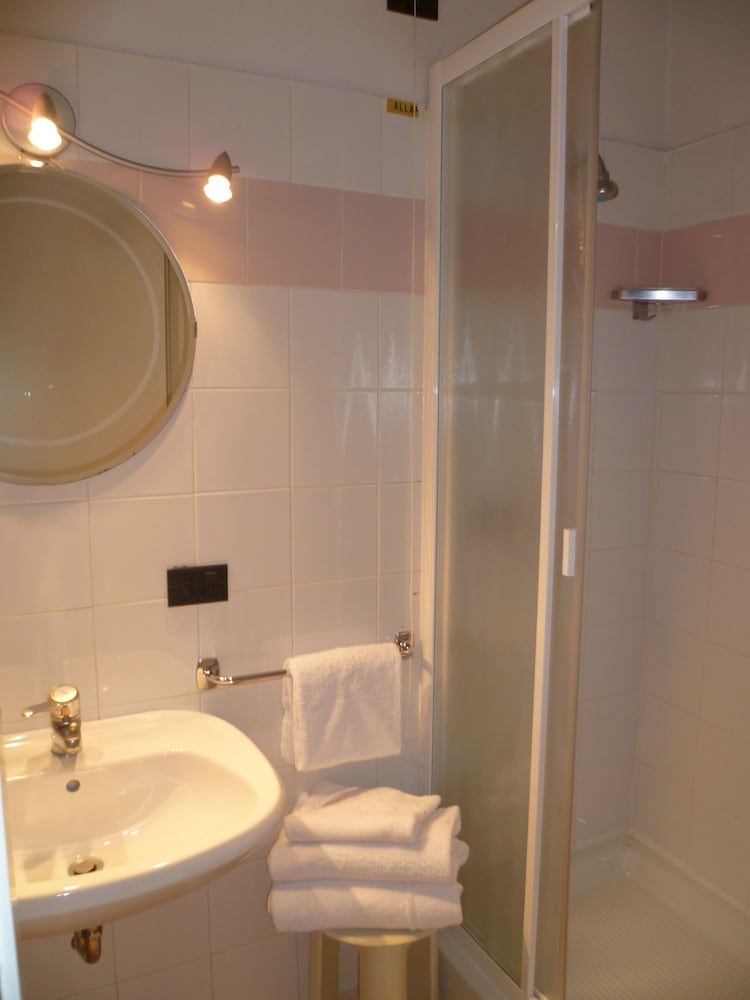 Hotel Vasari Economy Double Room 3