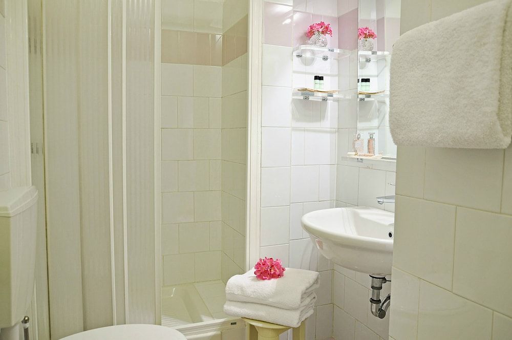 Hotel Vasari Economy Double Room 4