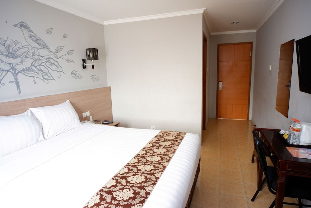 Front One Resort Yogyakarta Deluxe Room 2
