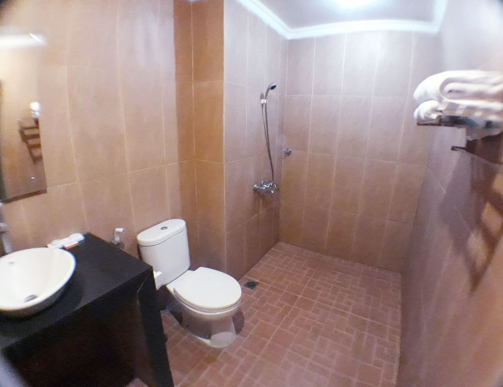 Front One Resort Yogyakarta Deluxe Room 4