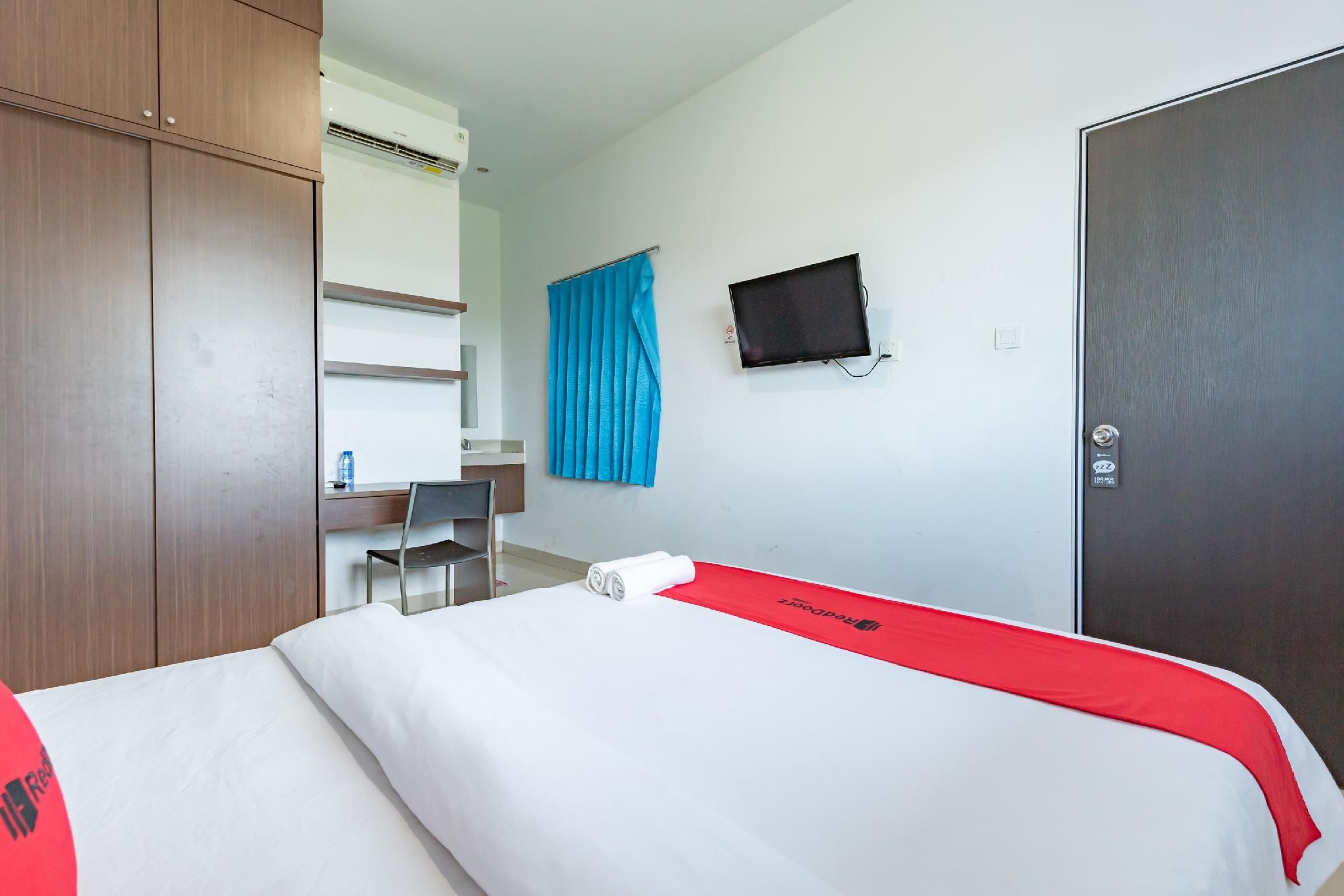 undefined RedDoorz Plus near Kepri Mall 10