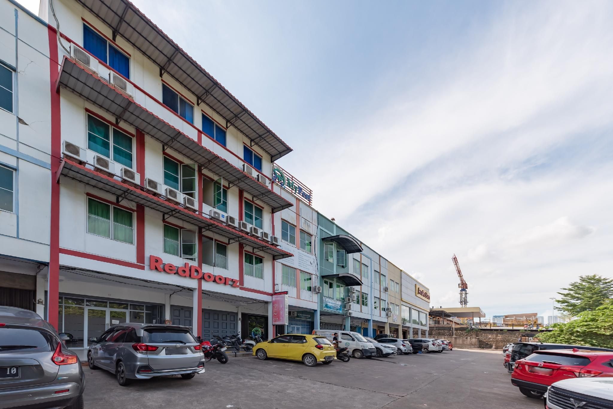 undefined RedDoorz Plus near Kepri Mall 6