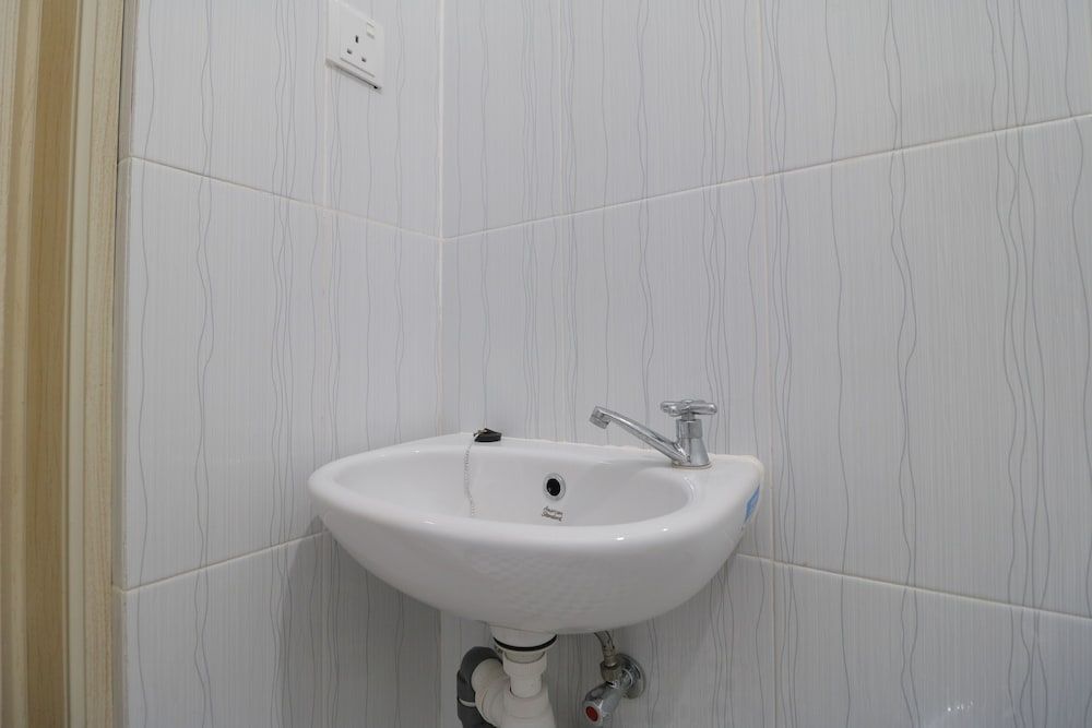 RedDoorz Plus Near Kepri Mall Double Room 8