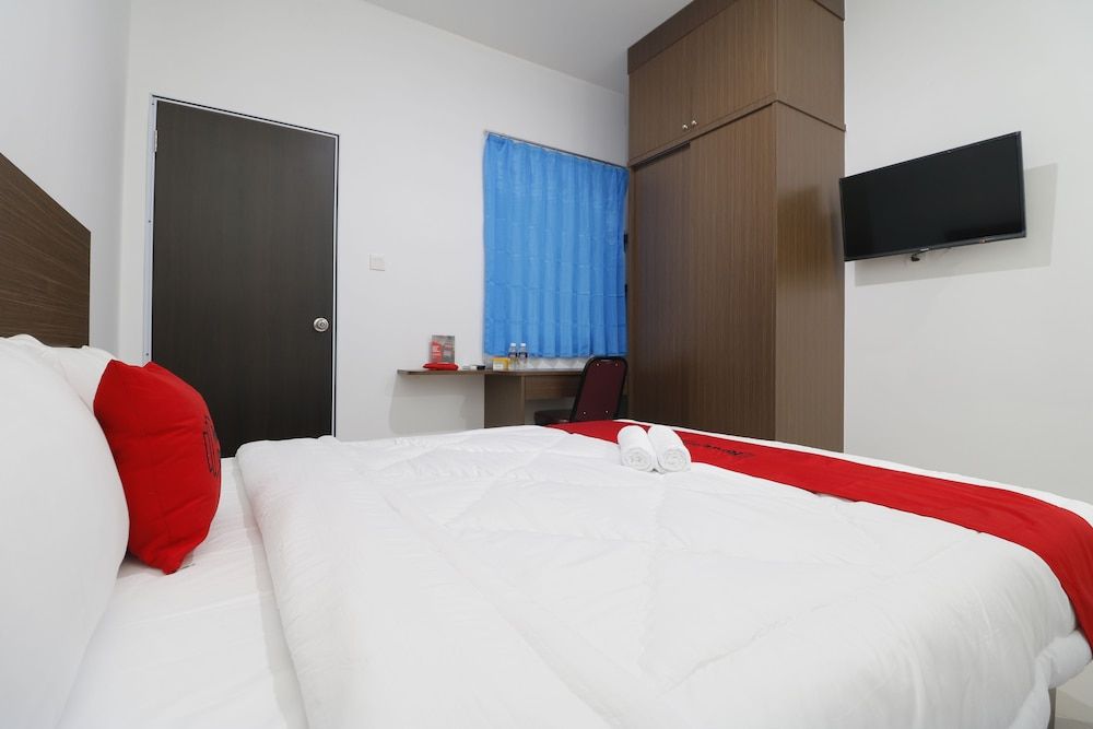undefined RedDoorz Plus Near Kepri Mall 6
