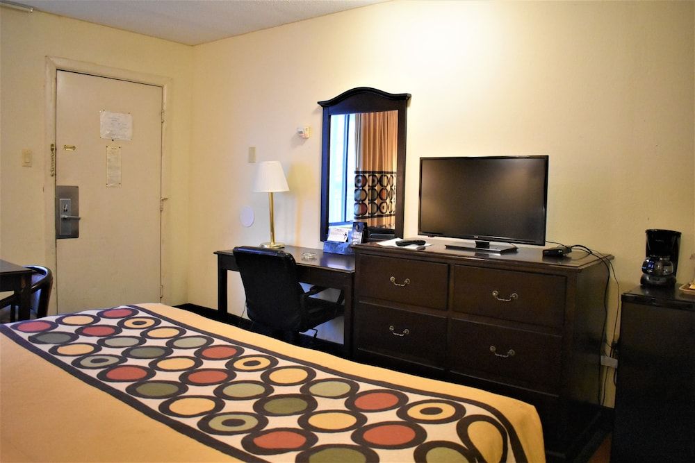 Super 8 by Wyndham Atlantic City Standard Room, 1 King Bed, Smoking 4