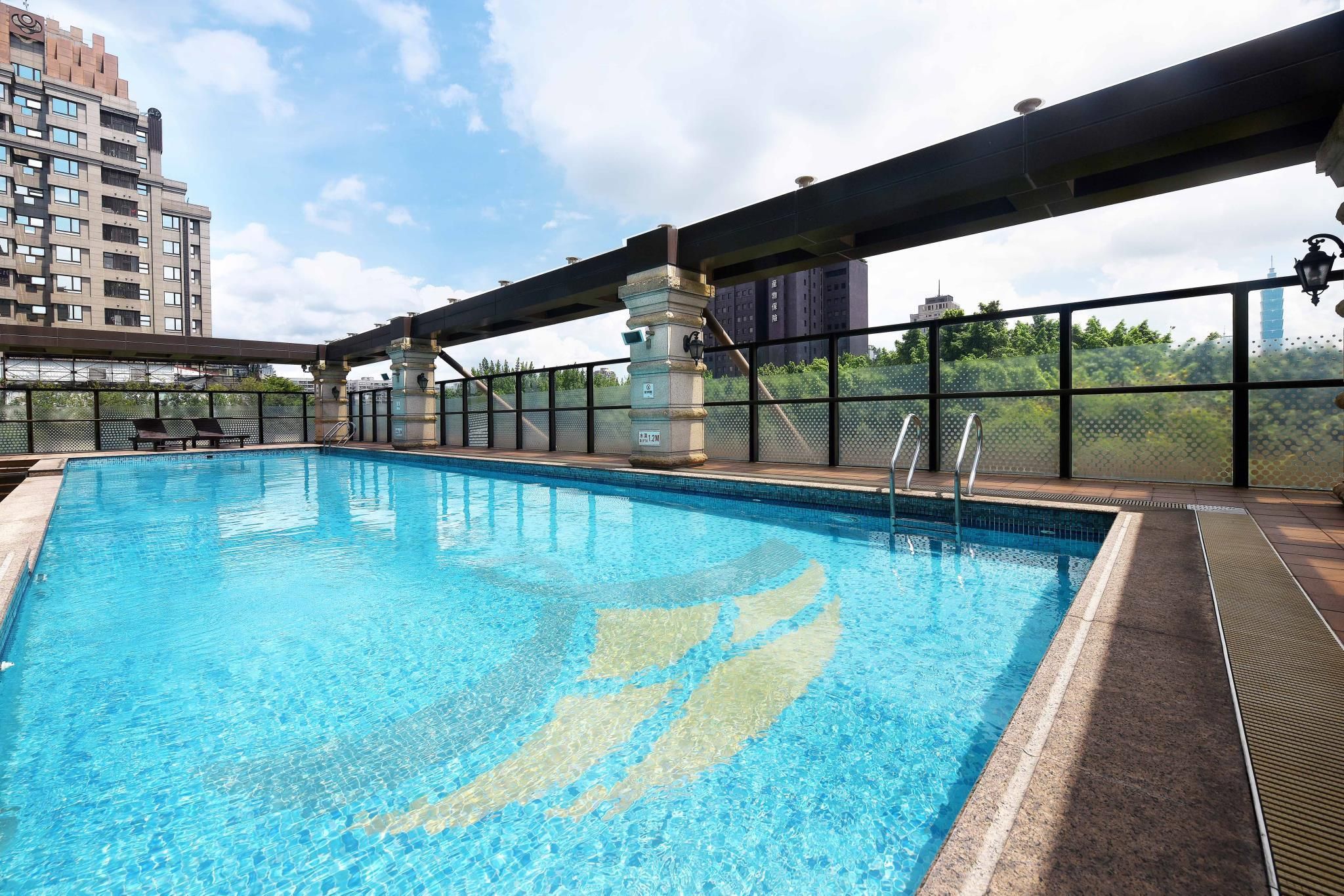 swimming pool [outdoor]