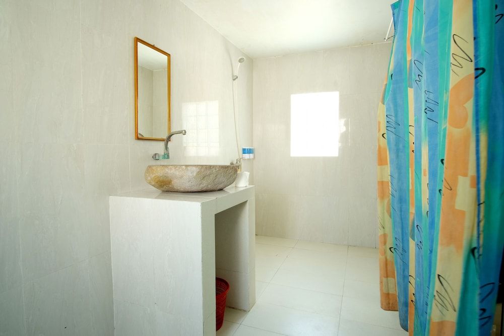 Warna Beach Hotel Standard Room 8