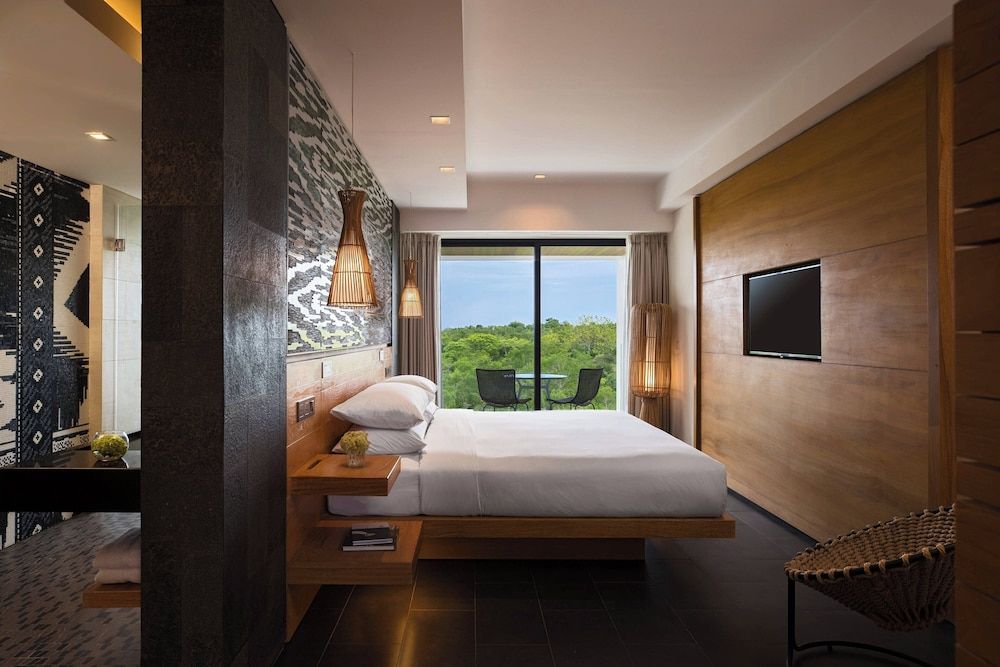 Room, 1 King Bed, Non Smoking, Garden View (Balcony)