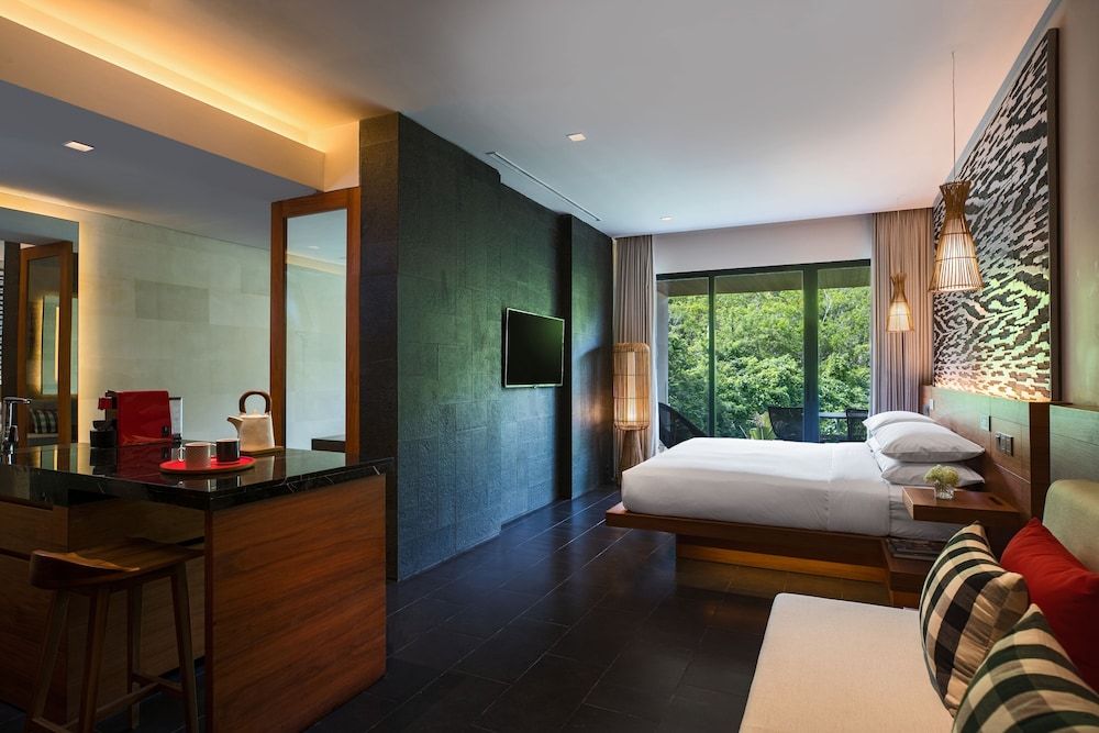 Suite, 1 King Bed, Balcony, Garden View