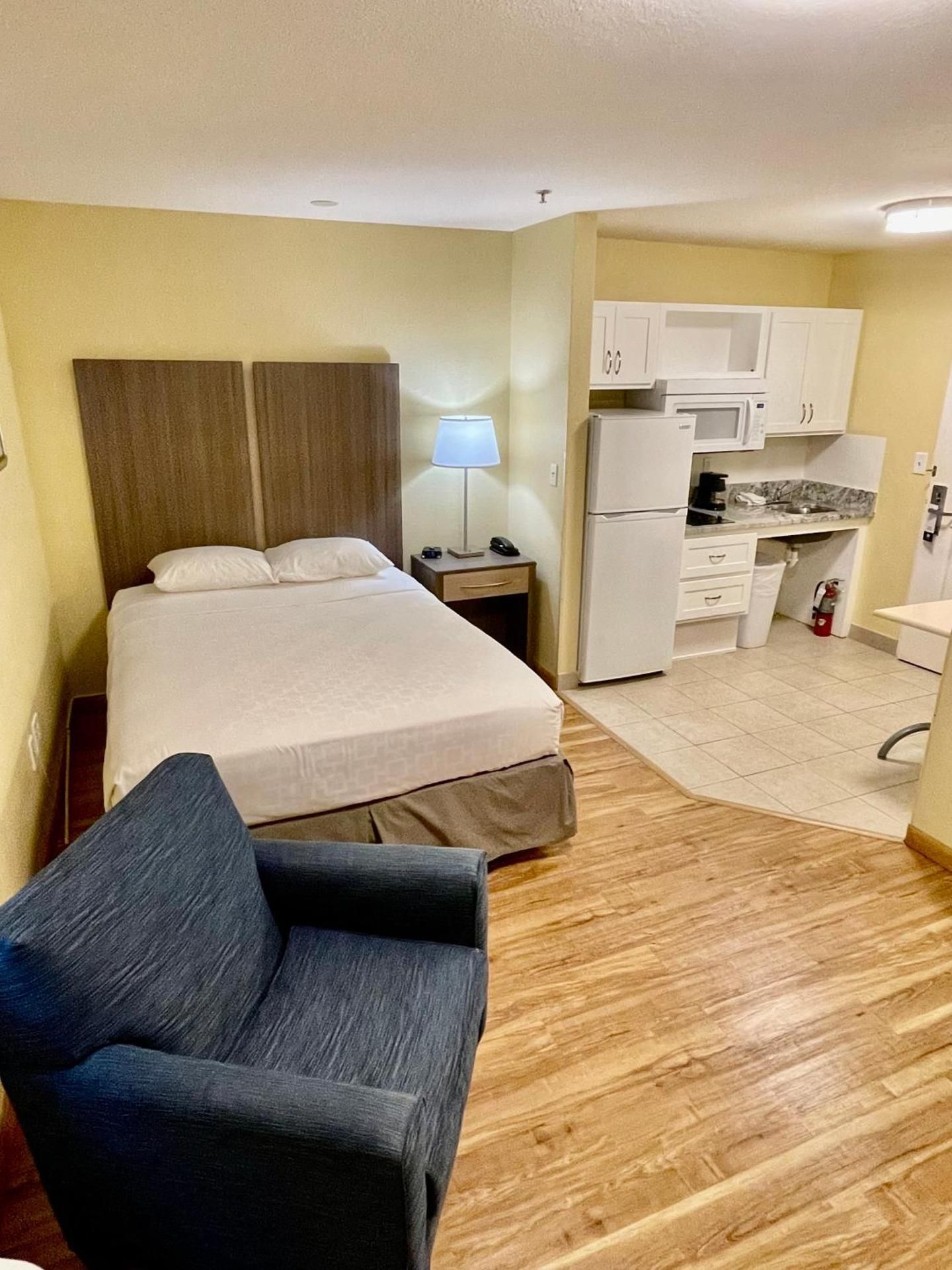 Efficiency Queen Room - Accessible/Non-Smoking
