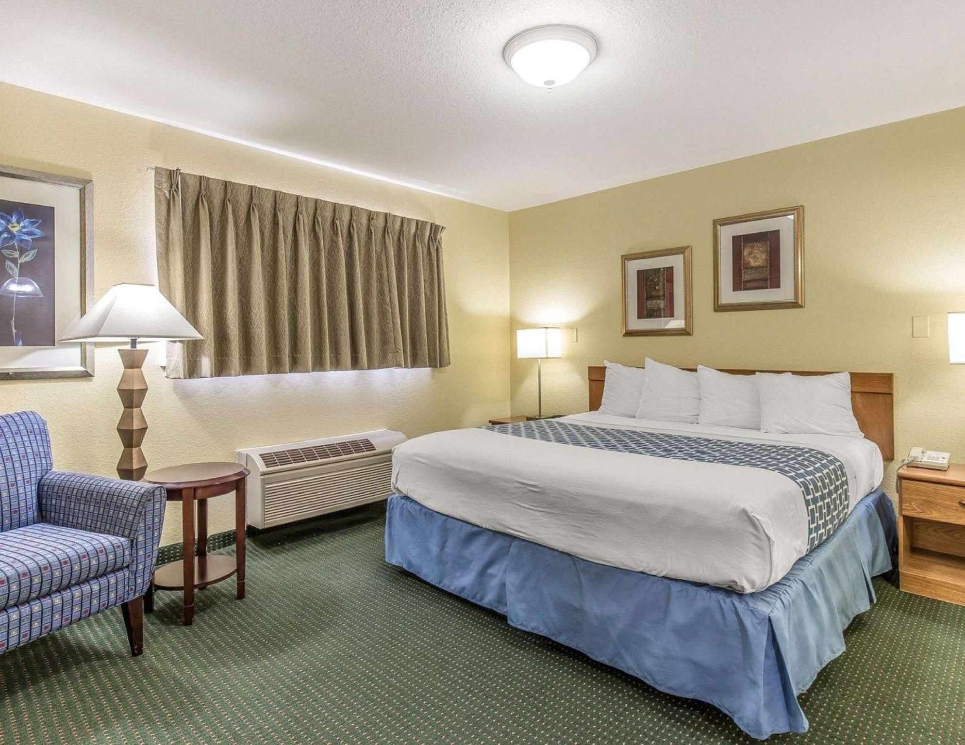 1 King Bed, Efficiency, Nonsmoking