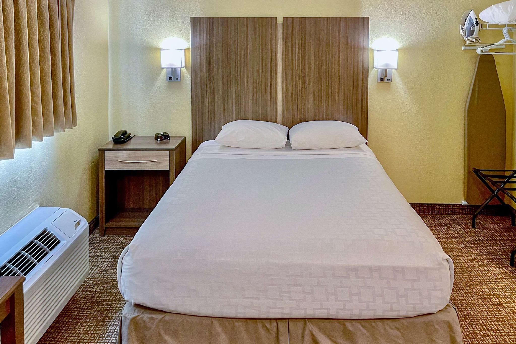 1 Queen Bed, Efficiency, Nonsmoking, Accessible