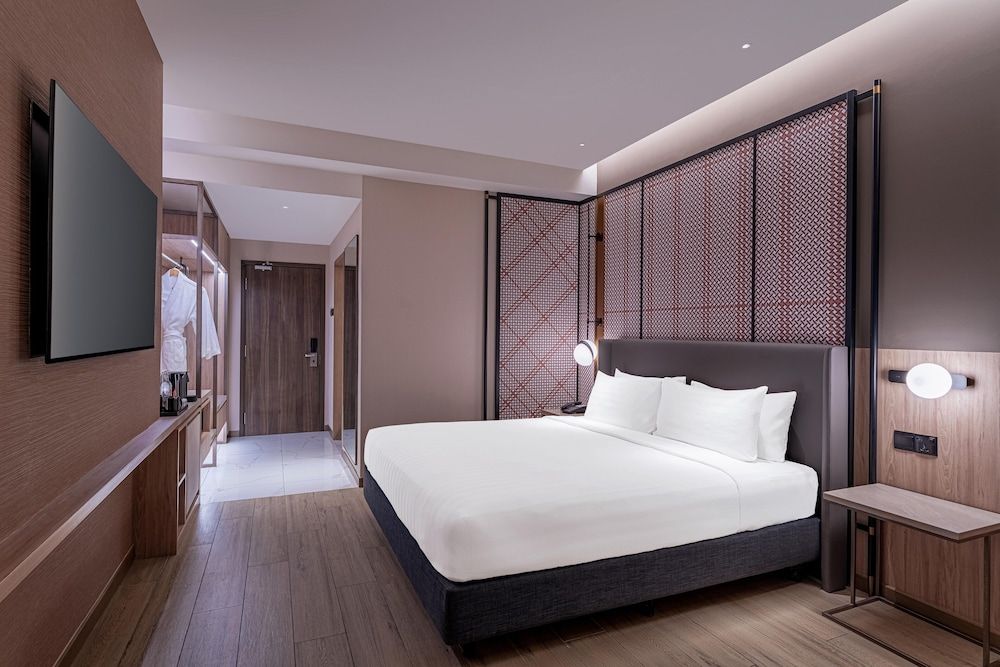 Executive Room, 1 King Bed, City View