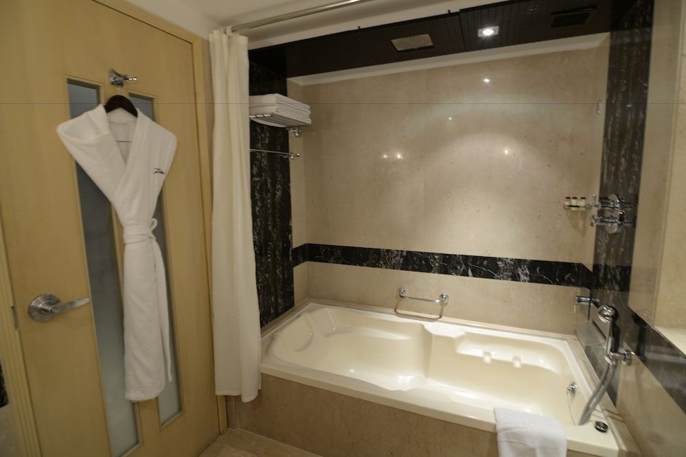 The Zuri Whitefield Zuri Room with Twin Bed(02 Single Beds) 3