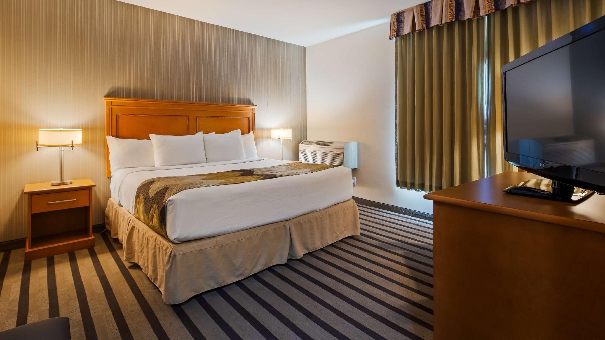 Suite - 1 King Bed, Nonsmoking, Full Kitchen, Living Room, Sofabed