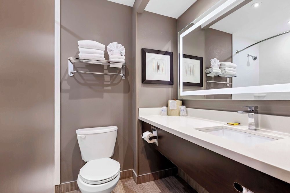 Best Western Plus Executive Inn Standard Room, 2 Queen Beds, Non Smoking, Refrigerator & Microwave 4