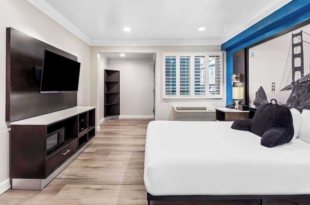 Signature Inn San Francisco Marina District Room, 1 Queen Bed (Roll in Shower) 2