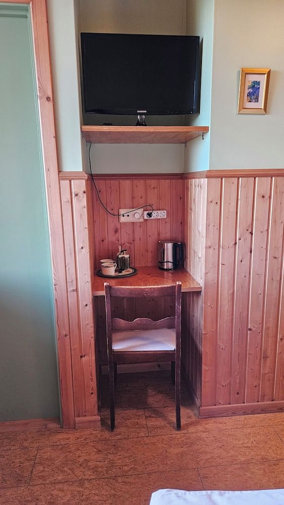 Arnanes Country Hotel Basic Double Room, 2 Twin Beds, Shared Bathroom 29