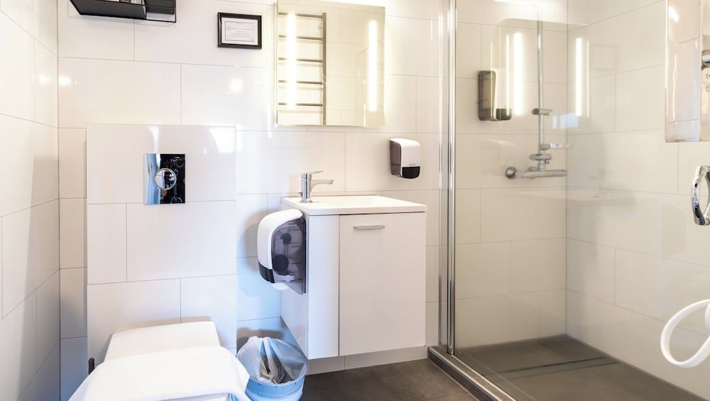 Adventure Hotel Hof Basic Twin Room, 2 Twin Beds, Private Bathroom 3