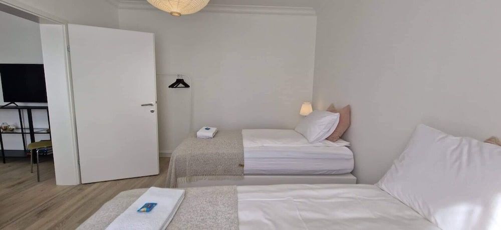 Theater Row Apartments Apartment, 3 Bedrooms, Mountain View 4