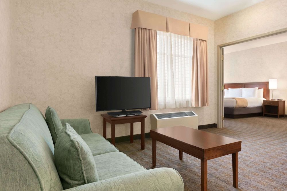 Days Inn by Wyndham Ottawa Airport Suite, 1 King Bed
