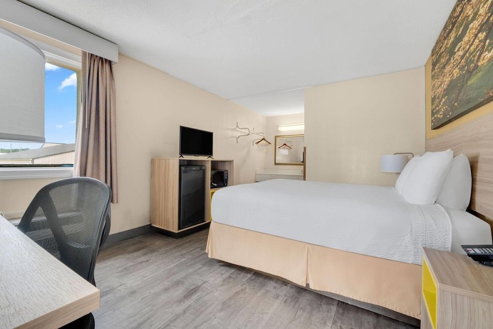 Standard Room, 1 Queen Bed
