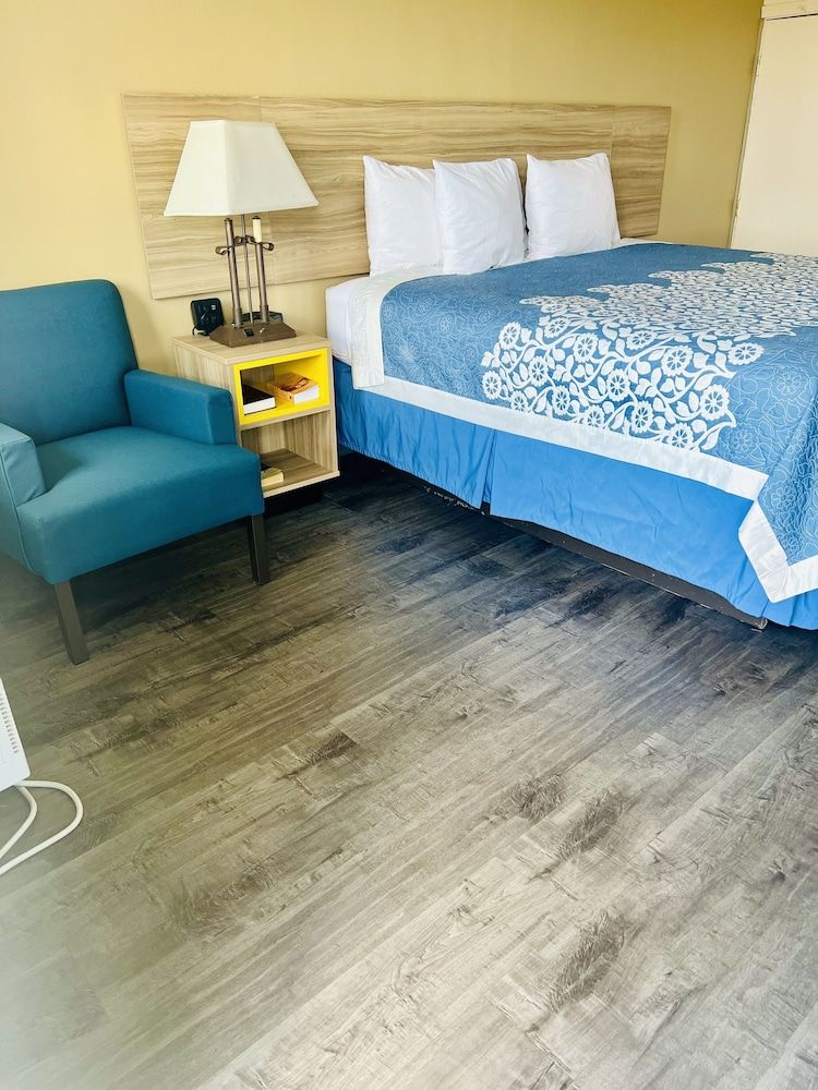 Room, 1 King Bed, Accessible, Non Smoking (Mobility Accessible)