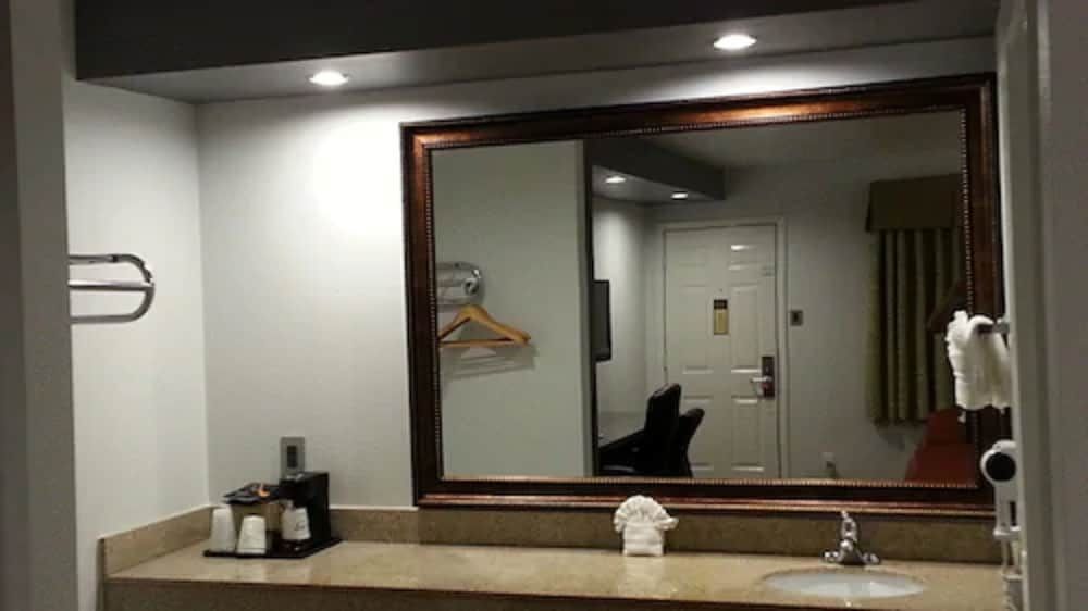 12 Oaks Hotel Standard Room, 2 Double Beds 4