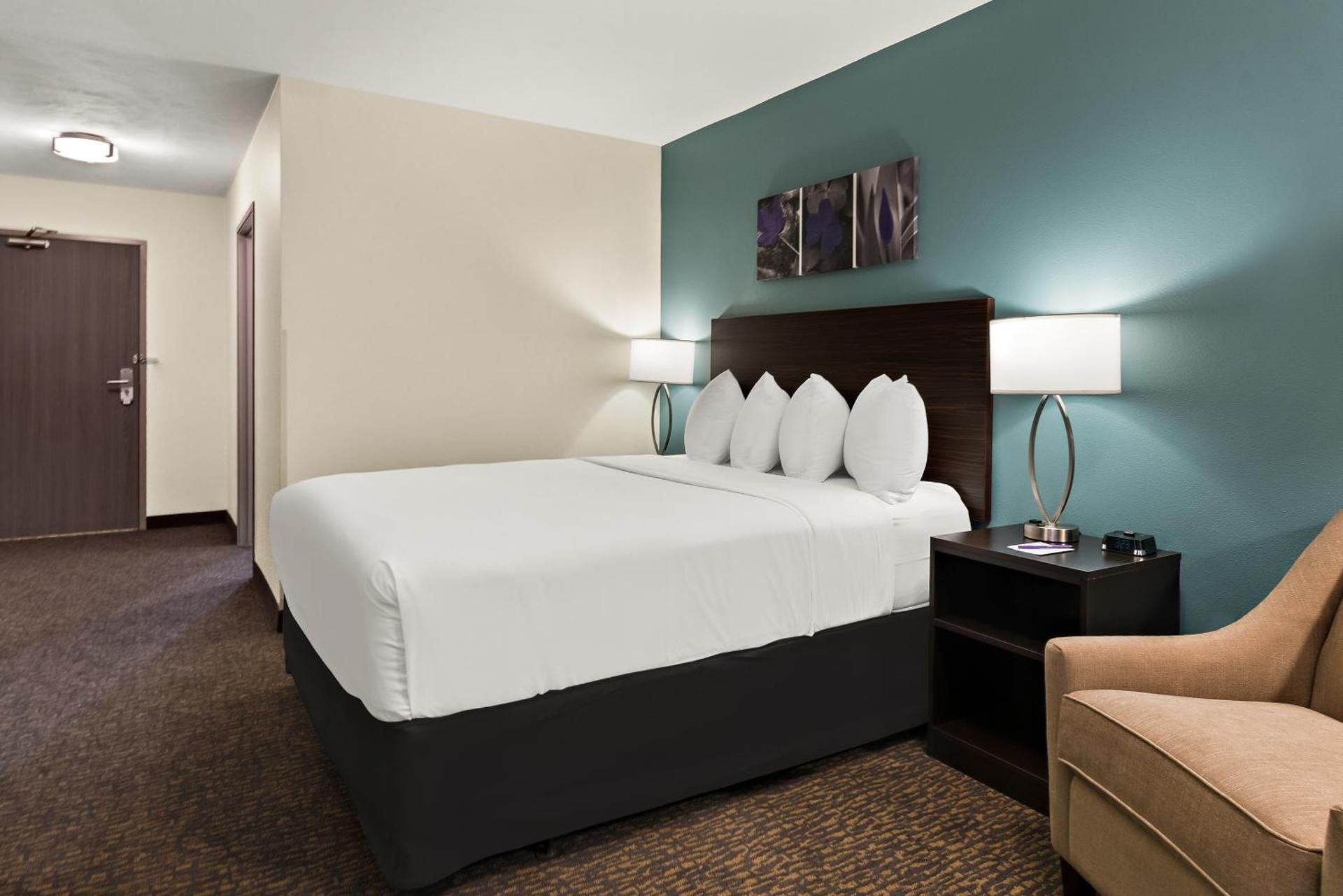 Queen Room with Roll-In Shower - Disability Access/Non Smoking/Ground floor