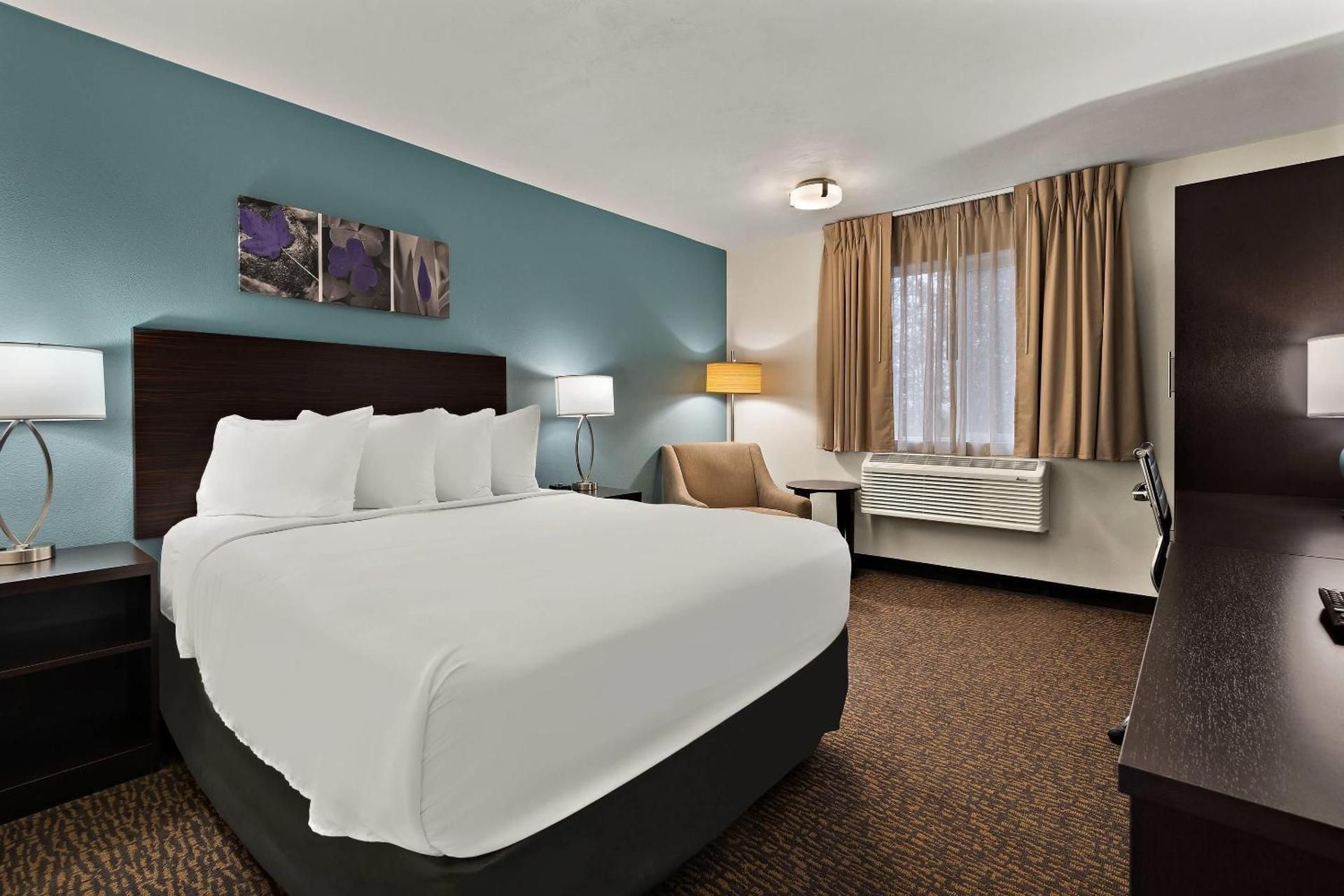 Queen Room - Non Smoking/Interior Hall