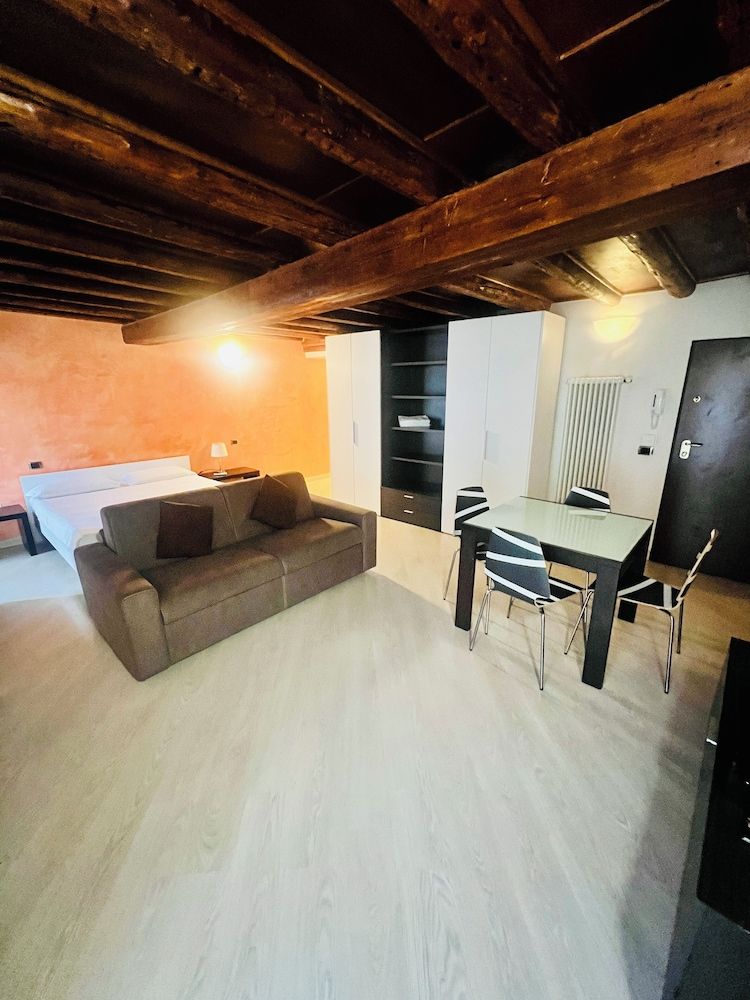 Studio Suite (Vicolo tre marchetti 13)