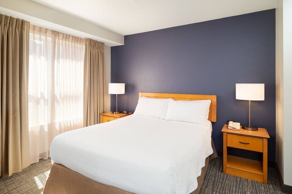 Studio, 1 Queen Bed with Sofa bed (Mobility/Hearing Access, Roll-In Shwr)